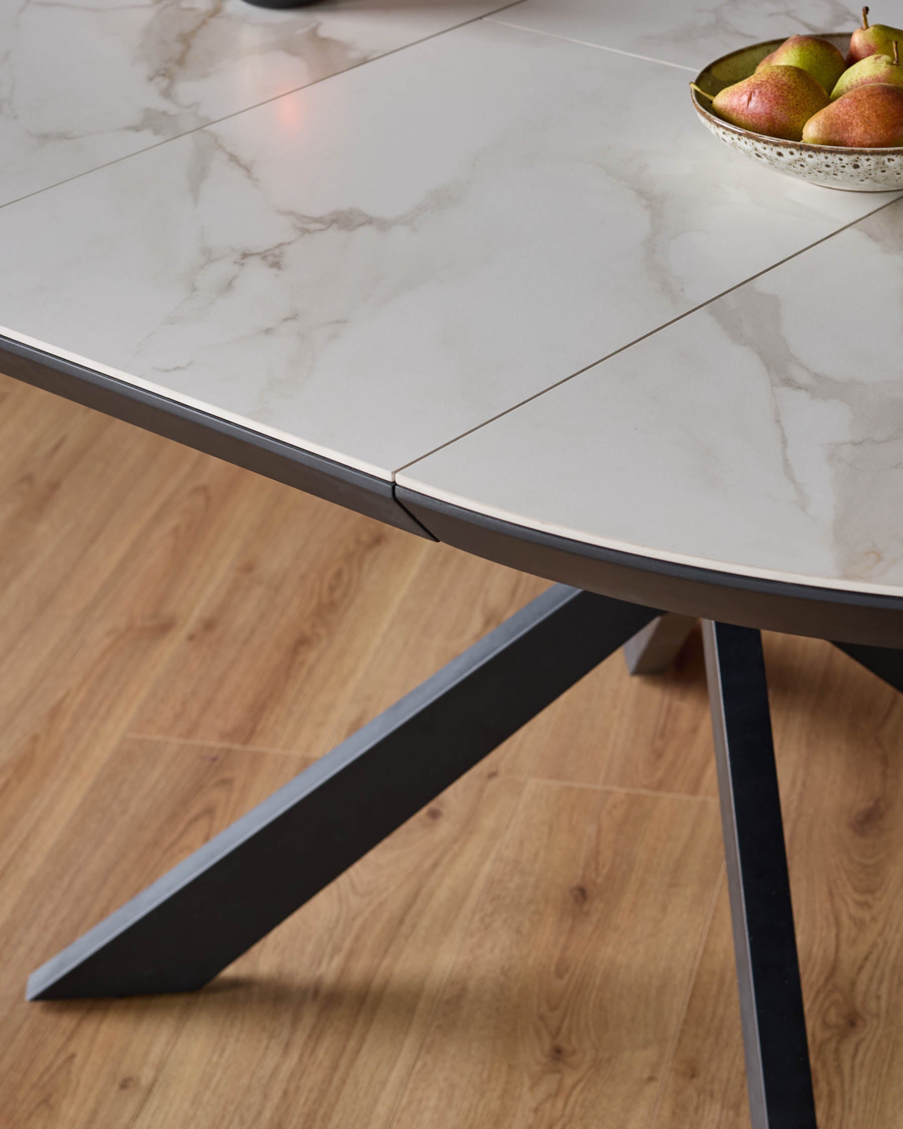 Hayden white round ceramic extending 4 to 6 dining table