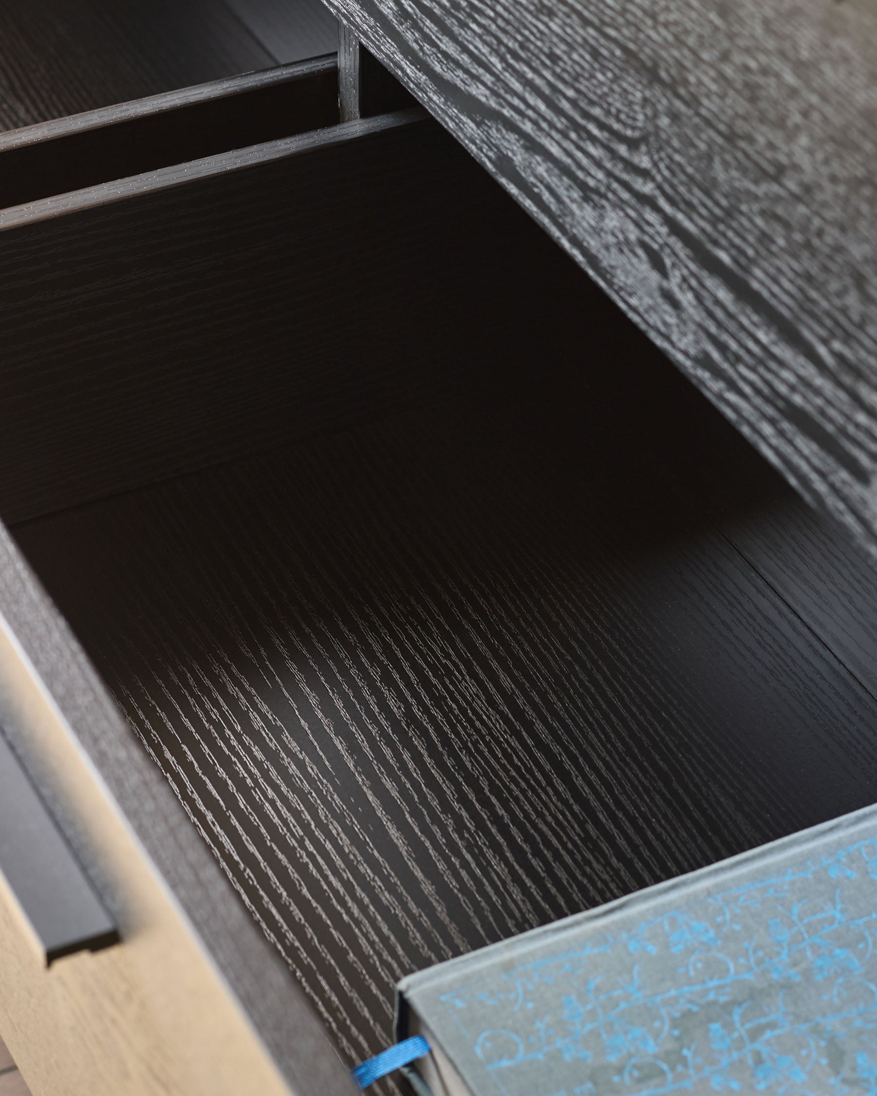 Manhattan white ceramic chest of drawers