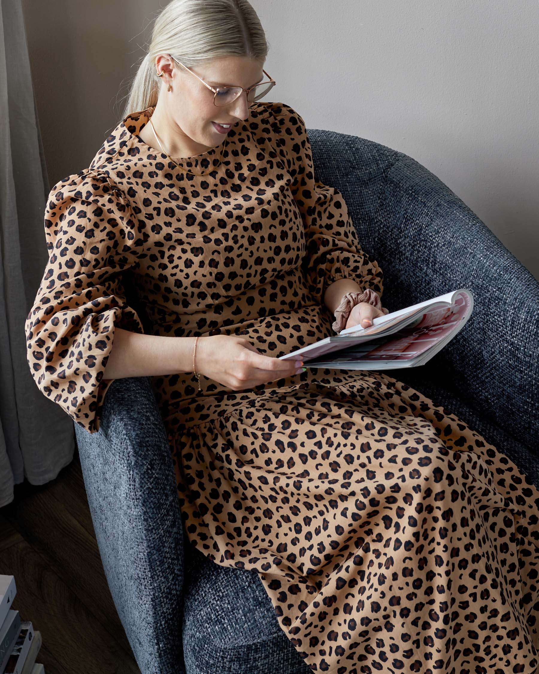 Natalia dark blue chunky weave swivel accent chair