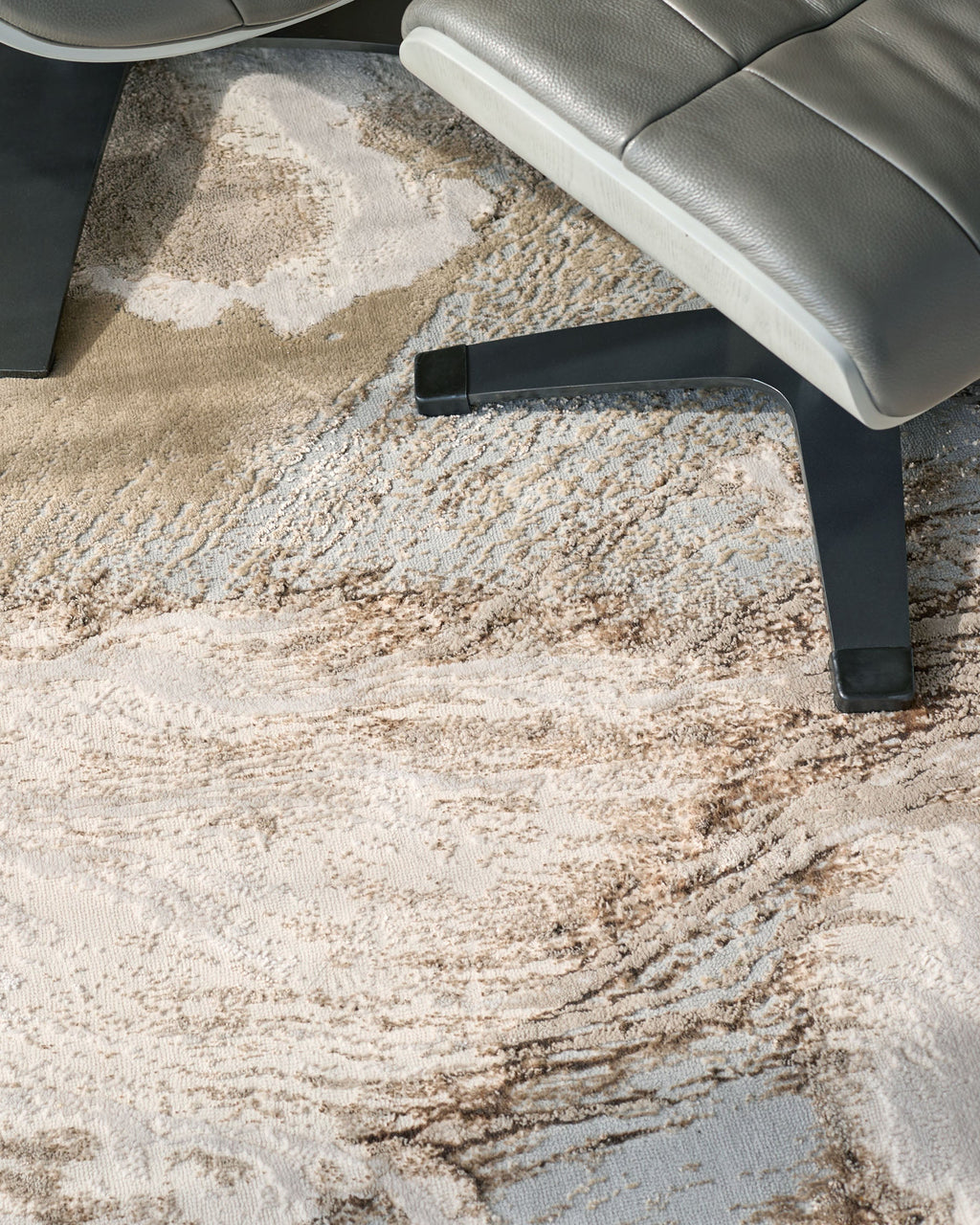 Perla Expression soft silver textured medium rug