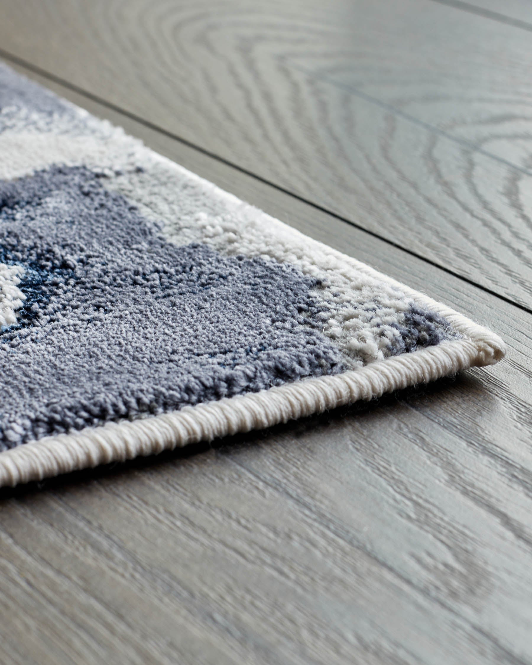 Perla dark navy textured medium rug