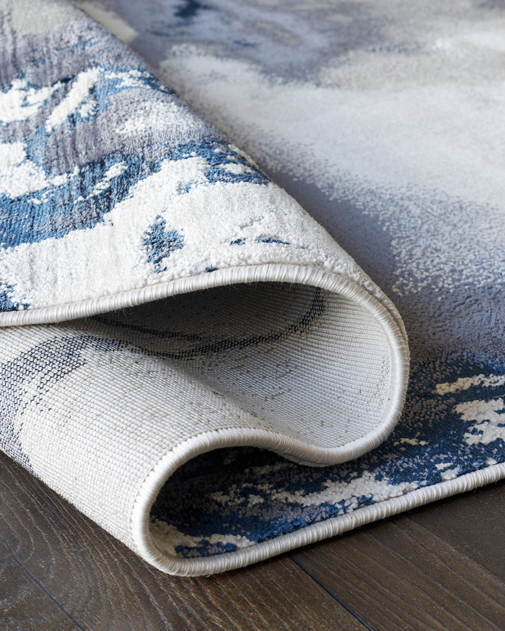 Perla dark navy textured small rug