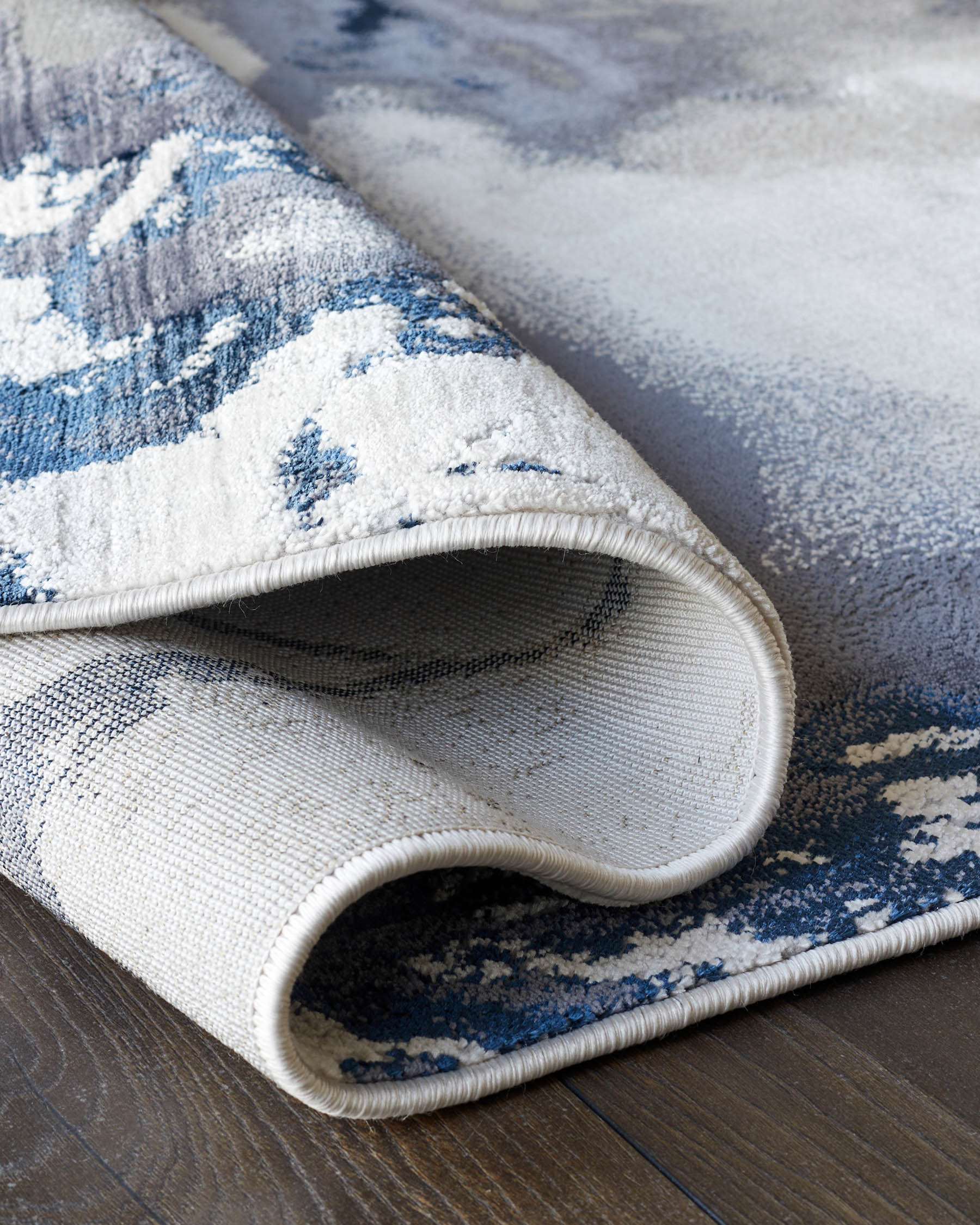 Perla dark navy textured small rug